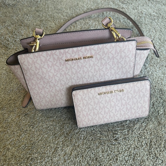 Michael Kors Purse & Wallet - Picture 1 of 5
